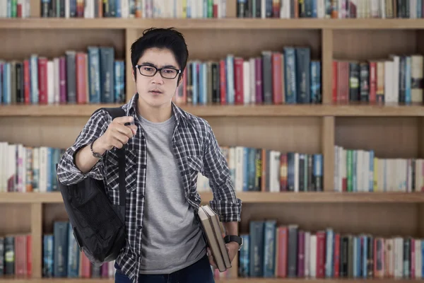 Männlicher arroganter Student in der Bibliothek 1 — Stockfoto