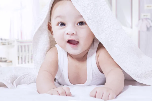 Bebé macho jugando en el dormitorio — Foto de Stock