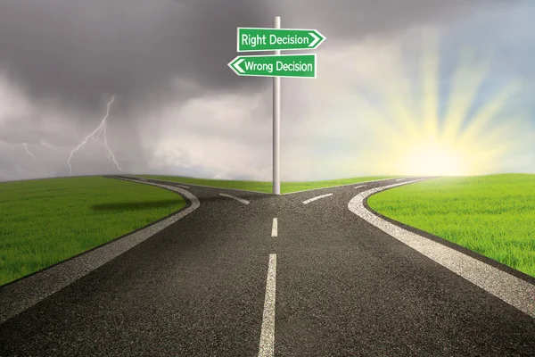 Road sign of right vs wrong decision — Stock Photo, Image