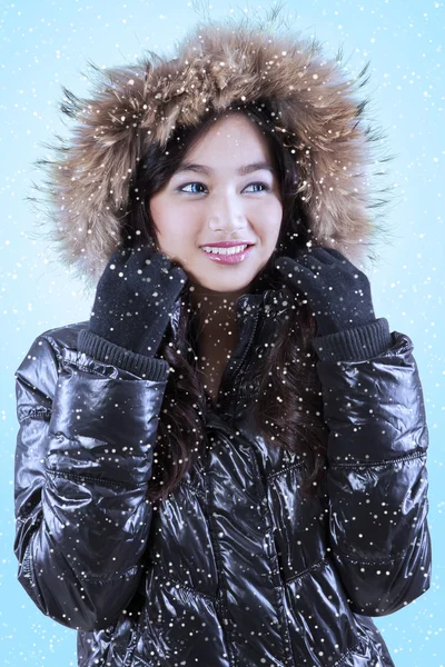 Menina adolescente usando jaqueta de inverno — Fotografia de Stock