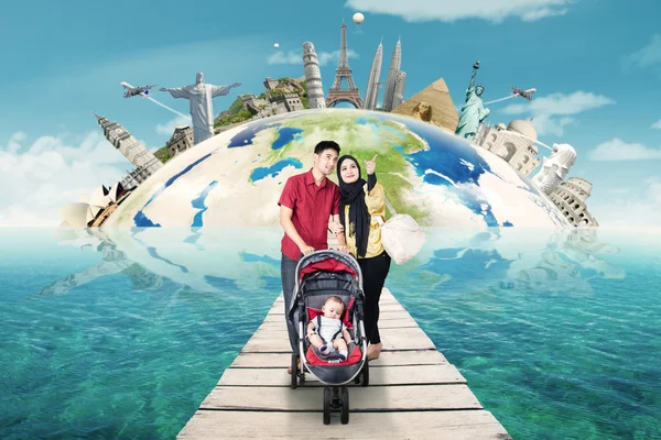 世界中の旅行赤ちゃんと 2 人の親 — ストック写真