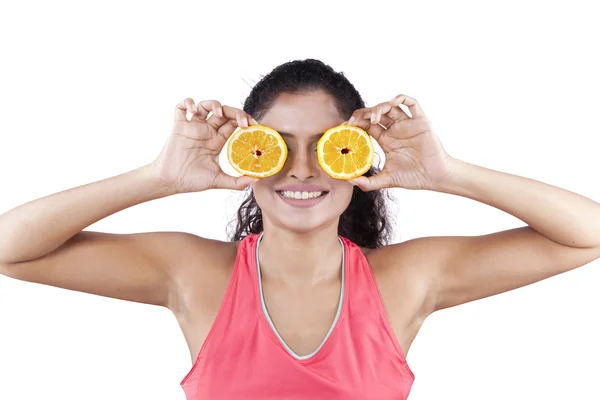 Vrouw sluit haar ogen met stukjes sinaasappel — Stockfoto