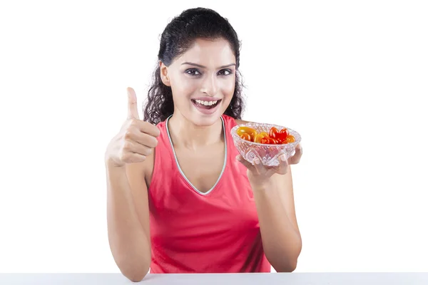 Frau hält eine Schüssel Tomaten in der Hand — Stockfoto