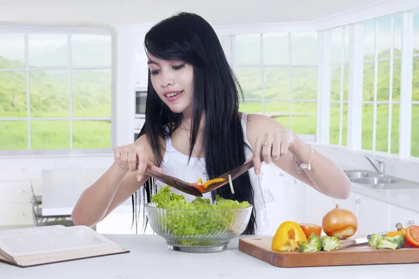 Femme faisant de la salade fraîche dans la cuisine — Photo