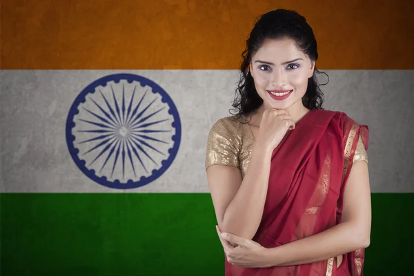 Красивая индийская женщина с флагом Индии — стоковое фото