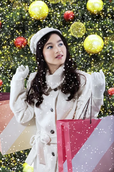Krásná dívka s Vánoční dekorace — Stock fotografie