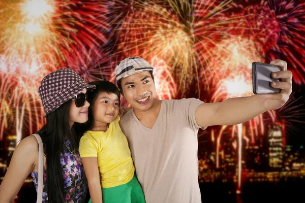 Rodina s selfie Foto v festival ohňostrojů — Stock fotografie