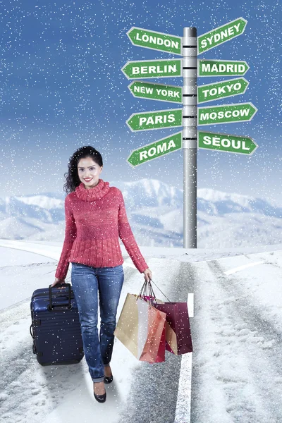 Beautiful woman going to winter holiday — Stock Photo, Image