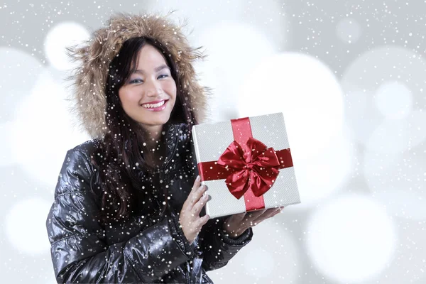 Aziatische meisje met winter jas houdt doos van de gift — Stockfoto
