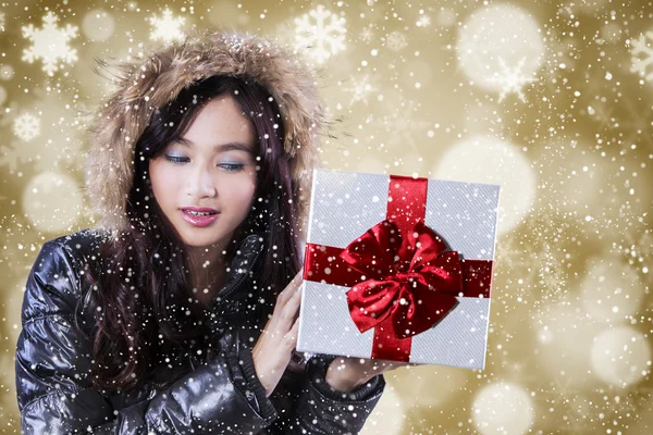 Chica con chaqueta de invierno sostiene caja de regalo —  Fotos de Stock