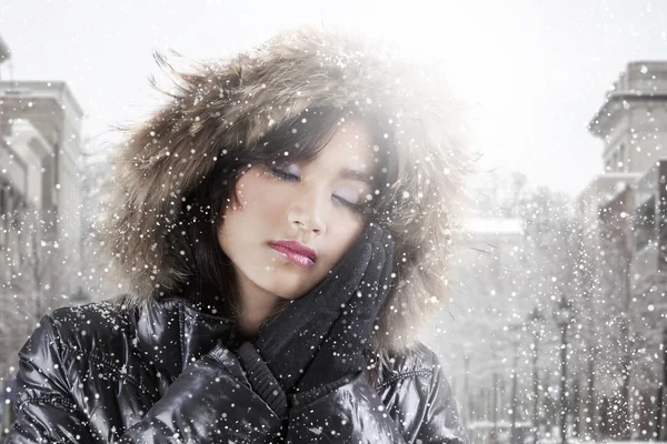 Flicka klädd vinterjacka med skönhet utgöra — Stockfoto