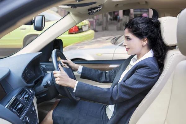 Mujer de negocios india conduciendo su coche — Foto de Stock