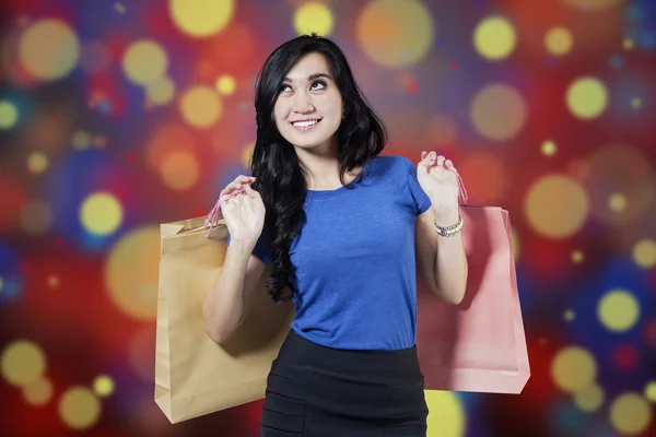 Happy shopper with christmas background — Stock Photo, Image