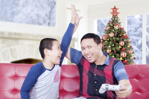 Pai feliz e criança jogando videogame em casa — Fotografia de Stock