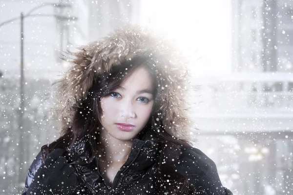 Şehirde kış kıyafetleri ile kız — Stok fotoğraf