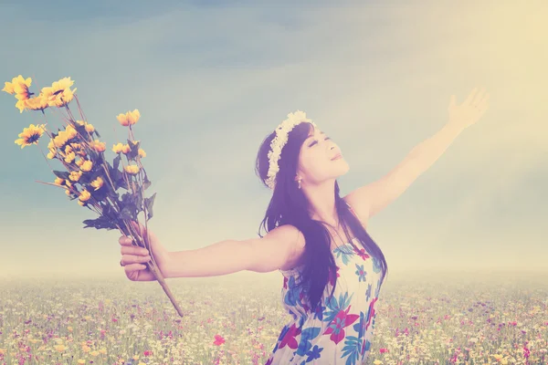 Mädchen mit Blume genießt Freiheit auf Wiese — Stockfoto