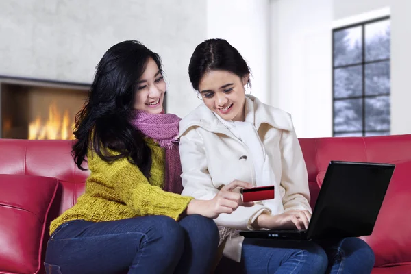 Chicas bonitas con ropa de invierno compras en línea —  Fotos de Stock