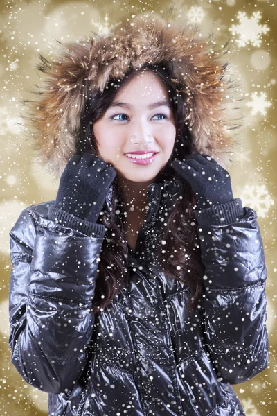 Teenage girl in winter clothes over lights background — Stock Photo, Image