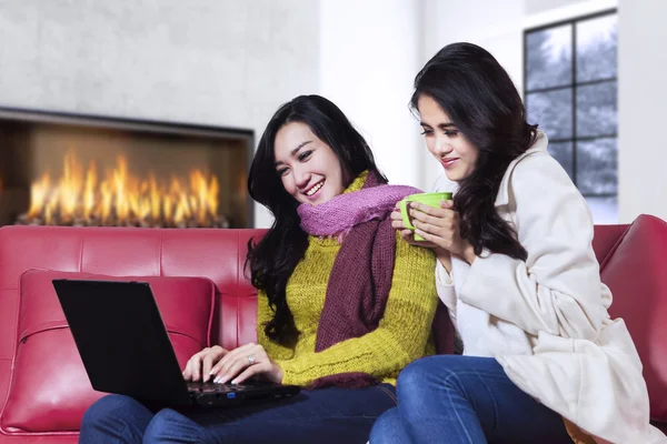 Twee mooie vrouwen met laptop thuis — Stockfoto