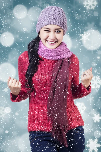 Vrouw met warme kleren en winter achtergrond — Stockfoto