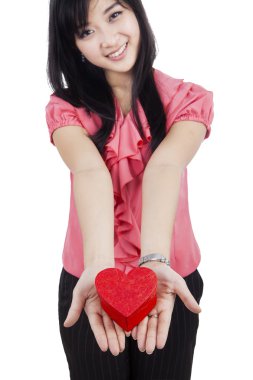 Hediye kutusu gösteren Asyalı kadın Model