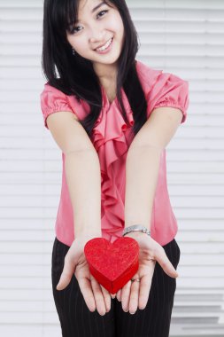 hediye kutusu holding neşeli kız