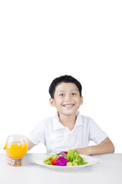 Onun salata ve portakal suyu ile küçük çocuk