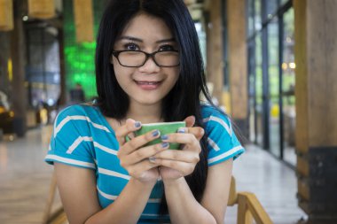 Güzel kadın zevk kafede kahve