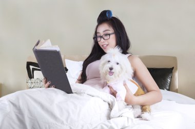 Köpeğiyle birlikte genç bir kadın.