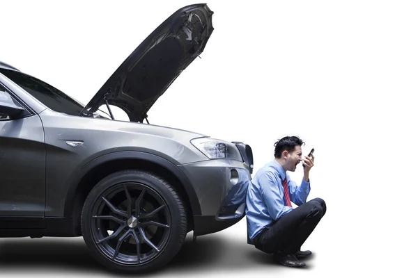 Angry Man Using Phone by Broken Car — Stock Photo, Image