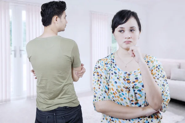 Irritado jovem casal em casa — Fotografia de Stock