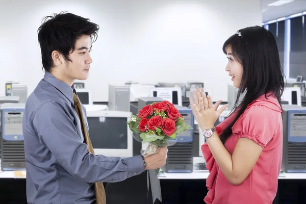 Pareja asiática con flores — Foto de Stock