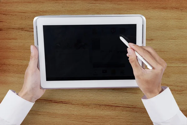Empresario mano tocando la pantalla de la tableta —  Fotos de Stock