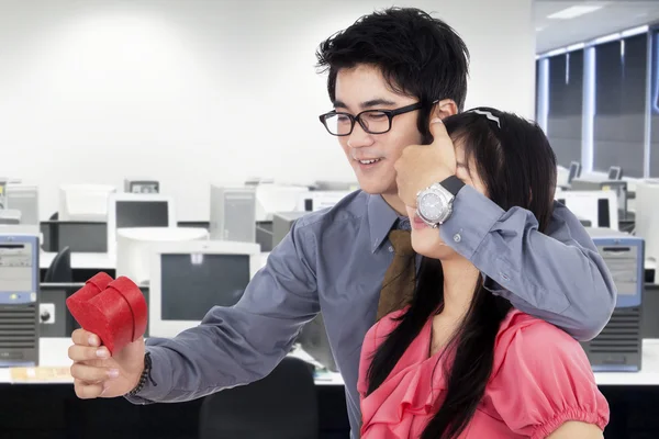 Číňan dává A dárek pro svou přítelkyni — Stock fotografie