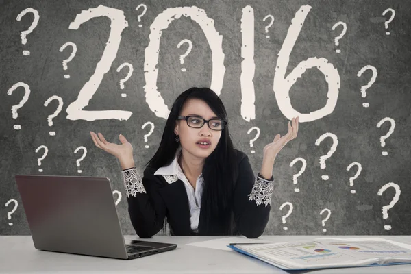 Confused woman with numbers 2016 — Stock Photo, Image