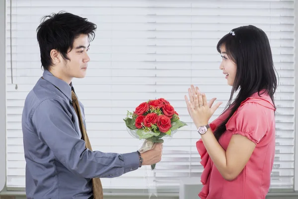 Paar in liefde met een boeket rozen — Stockfoto