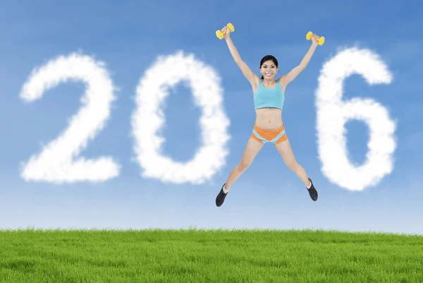 Fitnessfrau bildet Nummer 2016 — Stockfoto