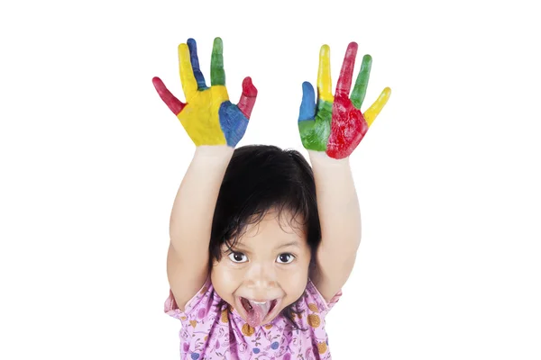 Muchacha mostrando las manos pintadas de colores — Foto de Stock