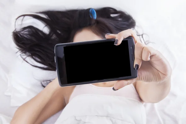 Chica tomando auto foto en la cama — Foto de Stock