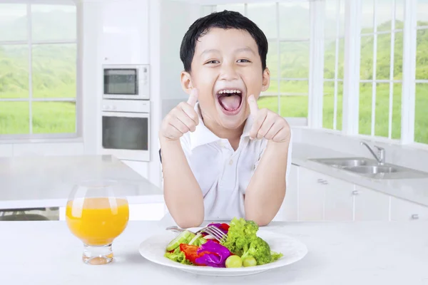 Niño feliz con ensalada y jugo — Foto de Stock