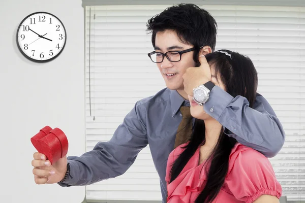 Homem feliz dando um presente para sua namorada — Fotografia de Stock