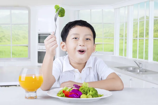 Menino comendo salada de legumes — Fotografia de Stock