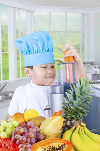 Küçük çocuk yapma taze meyve suyu — Stok fotoğraf