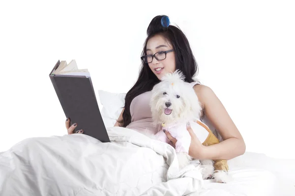 Pretty Girl Reading A Book — Stock Photo, Image