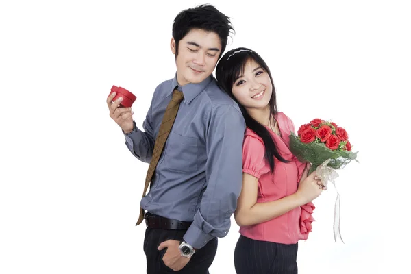 Casal romântico com flores e caixa de presente — Fotografia de Stock