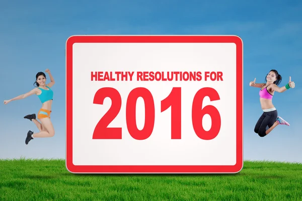 Duas mulheres mostrando resolução saudável para 2016 — Fotografia de Stock