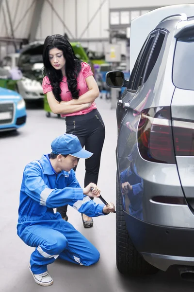 Mulher na oficina automóvel — Fotografia de Stock