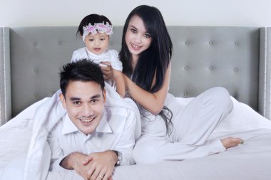 Yatak kameraya gülümseyen aile