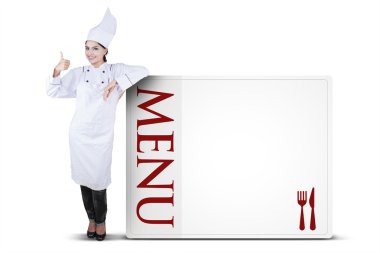 Kadın şef baş parmağını gösteriyor.