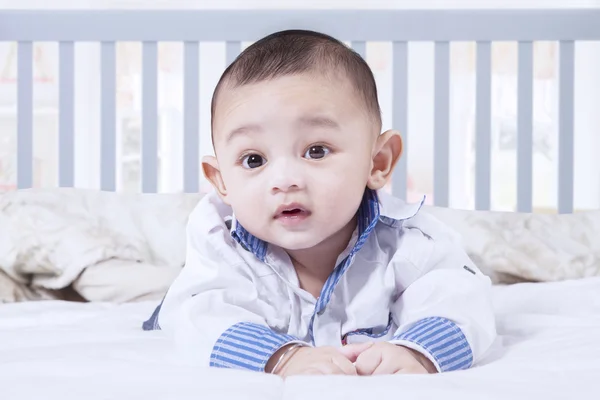 Entzückender kleiner Junge liegt im Schlafzimmer — Stockfoto